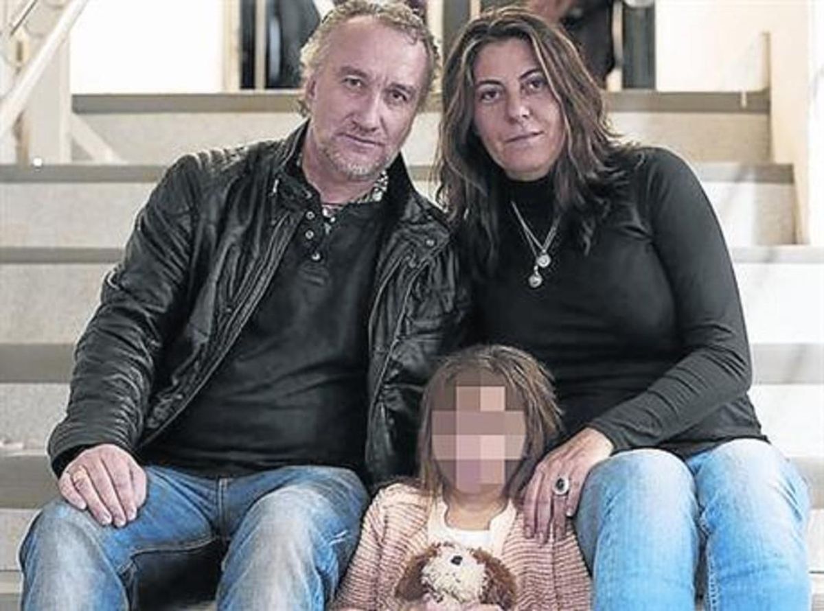 PROPAGANDA3 Poco después de nacer Nadia, sus padres urdieron una red de mentiras e iniciaron un periplo de propaganda para recaudar fondos que los llevaron a diversos platós de televisión, como el de Ana Rosa Quintana en Tele 5. A finales de diciembre, Fernando Blanco y Marga Garau fueron detenidos. PROPAGANDA3 Poco después de nacer Nadia, sus padres urdieron una red de mentiras e iniciaron un periplo de propaganda para recaudar fondos que los llevaron a diversos platós de televisión, como el de Ana Rosa Quintana en Tele 5. A finales de diciembre, Fernando Blanco y Marga Garau fueron detenidos.