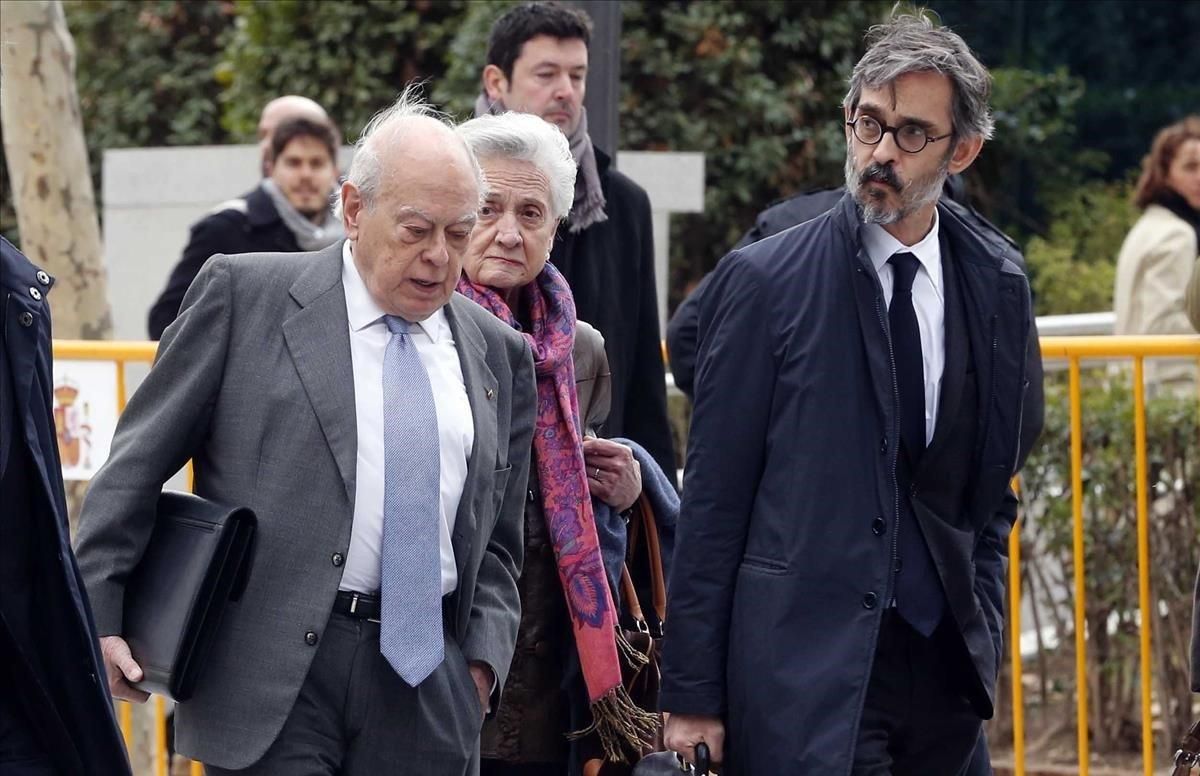 Jordi Pujol y su esposaa, Marta Ferrusola, en compañía de su abogado defensor, Cristobal Martell, tras declarar el 10 de febrero del 2016 en la Audiencia Nacional. Jordi Pujol y su esposaa, Marta Ferrusola, en compañía de su abogado defensor, Cristobal Martell, tras declarar el 10 de febrero del 2016 en la Audiencia Nacional.