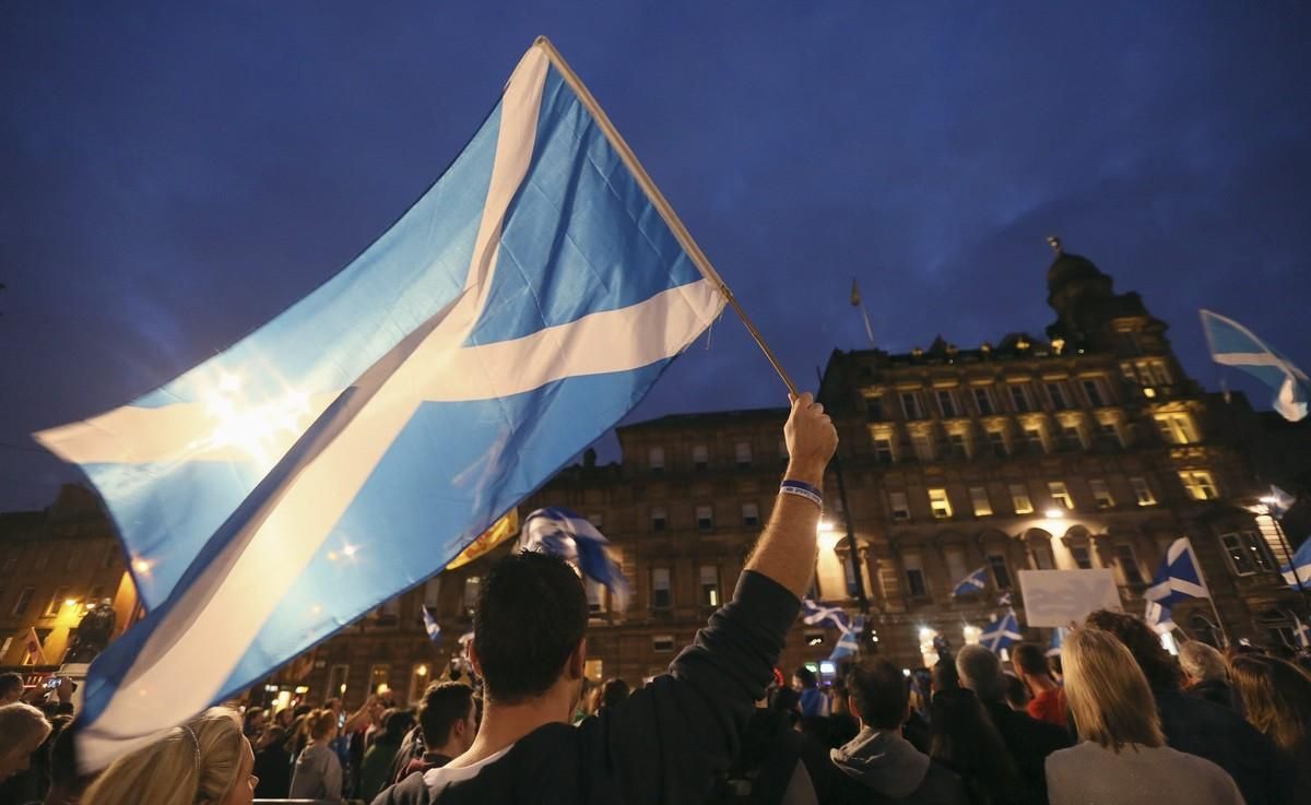Partidarios del ’sí’ ondean la bandera escocesa durante la campaña para el referéndum de independencia del 2014. Partidarios del ’sí’ ondean la bandera escocesa durante la campaña para el referéndum de independencia del 2014.