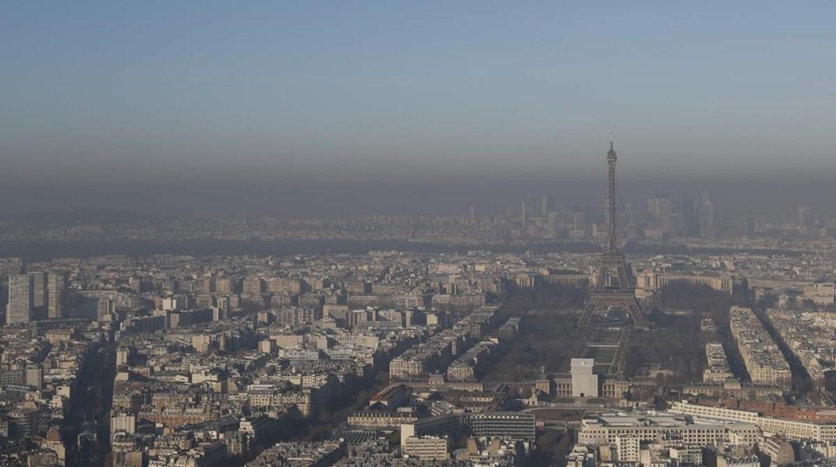 La contaminación de París, vista desde Montparnasse. La contaminación de París, vista desde Montparnasse.