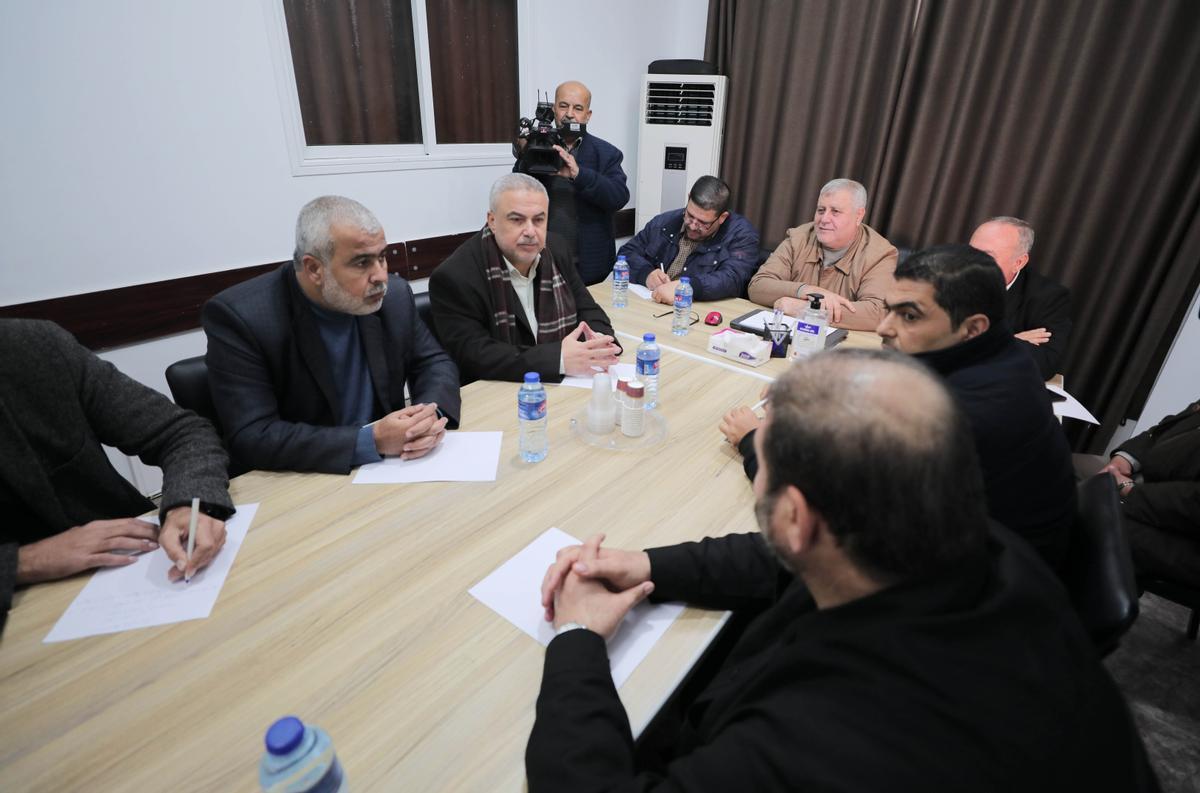 Miembros de las autoridades se reúnen tras el encuentro entre Gantz y Abbás. 
