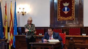 El conseller Elena firma el Libro de Honor del Ayuntamiento de Esplugues
