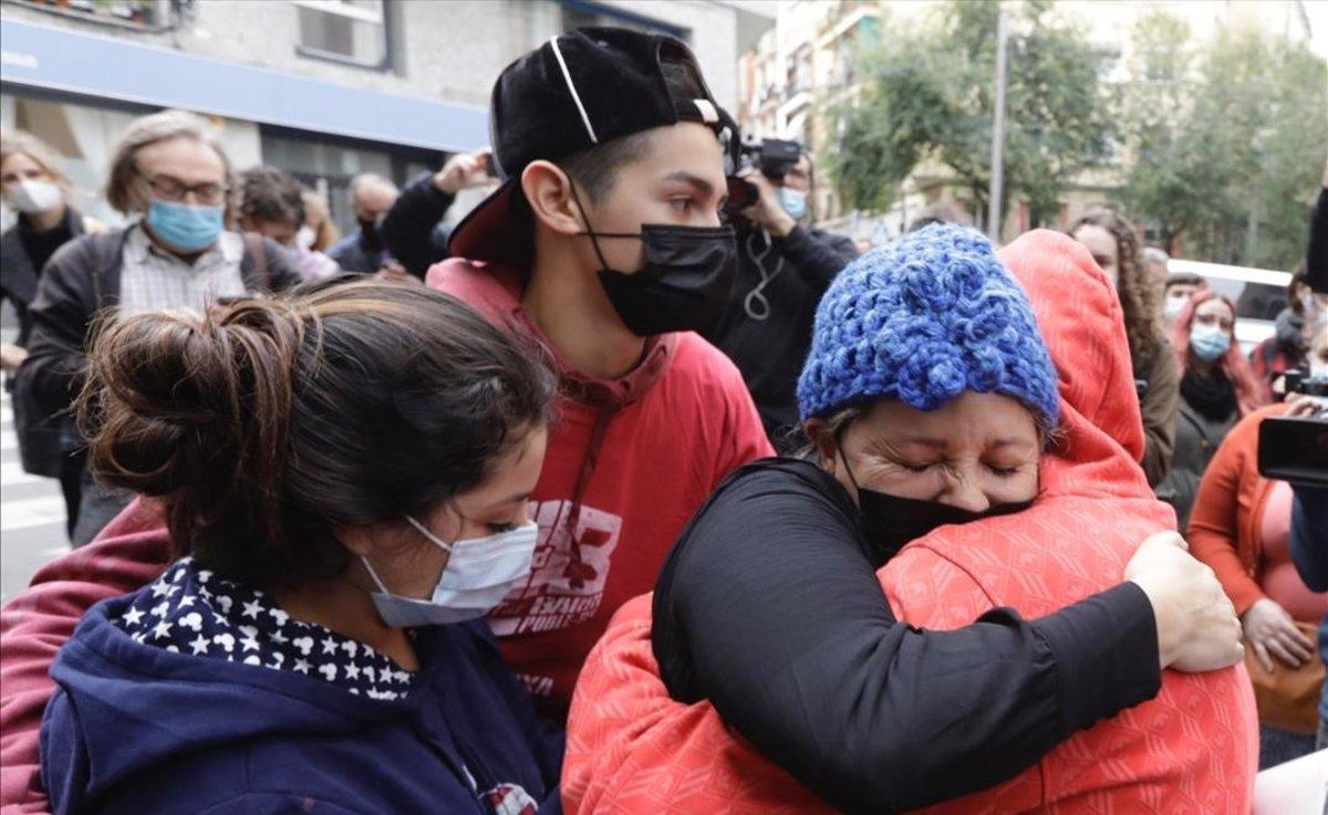 Una madre se abraza a sus hijos al saber que se ha parado su desahucio, en noviembre del 2020 en Barcelona.