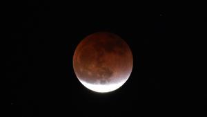 Eclipse de Luna de sangre visto desde la localidad californiana de Huntington Beach, en EEUU, el pasado 15 de mayo.