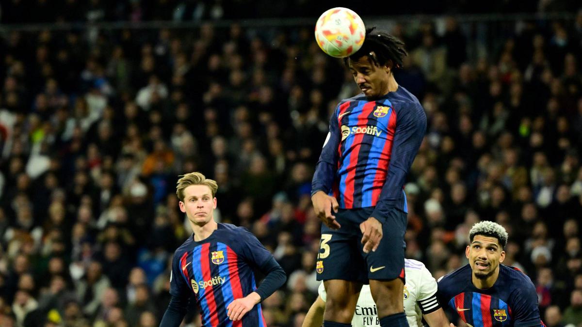 Koundé despeja un balón aéreo durante el Madrid-Barça copero en el Bernabéu. Koundé despeja un balón aéreo durante el Madrid-Barça copero en el Bernabéu.