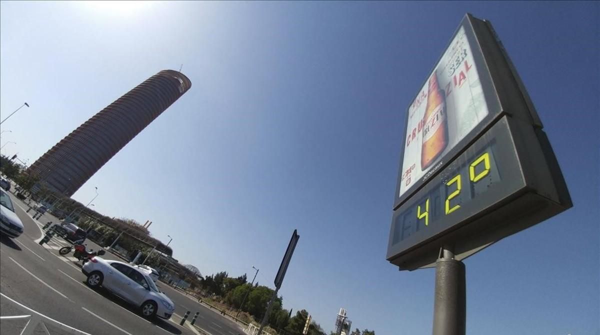 Un termómetro en el Puente del Cristo de la Expiración, en Sevilla, el martes a mediodía. La máxima oficial fue de 36º. Un termómetro en el Puente del Cristo de la Expiración, en Sevilla, el martes a mediodía. La máxima oficial fue de 36º.