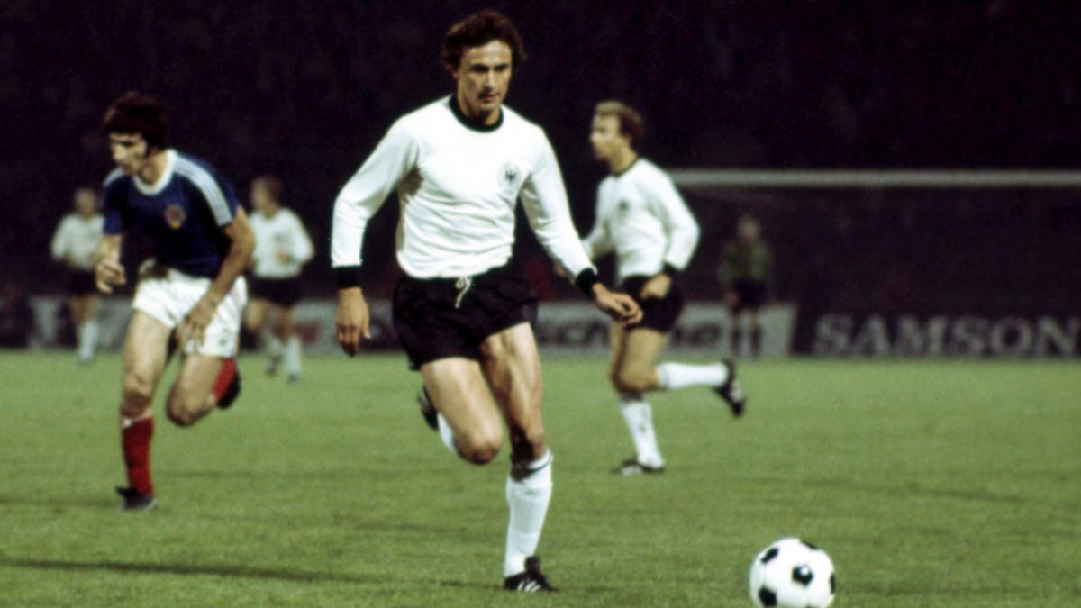 Dieter Müller, en el Yugoslavia-Alemania de su impresionante debut, en la Eurocopa de 1976.