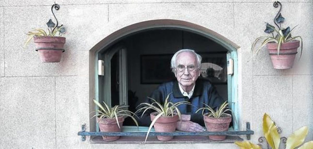 Josep Maria Espinàs, asomado a la terraza de su casa. Josep Maria Espinàs, asomado a la terraza de su casa.