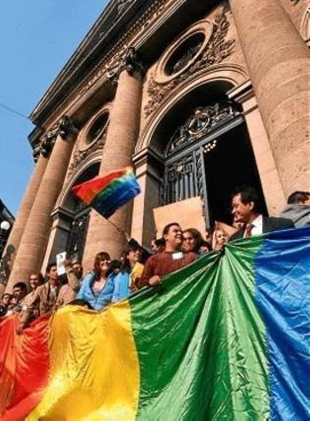 Membres del col·lectiu gai celebren la victòria a la capital de Mèxic. Membres del col·lectiu gai celebren la victòria a la capital de Mèxic.