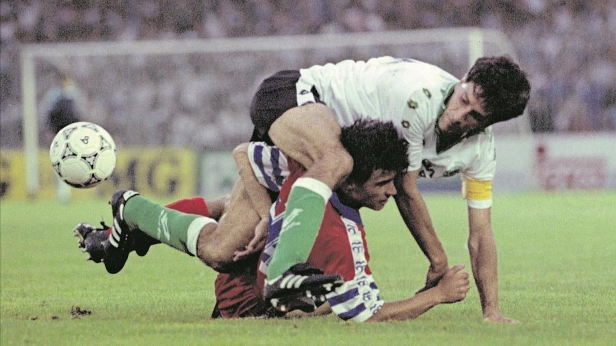 Quique Setién, capitán del Racing, cae sobre Lardín en el partido que supuso el descenso del Espanyol el 29 de junio de 1993. Quique Setién, capitán del Racing, cae sobre Lardín en el partido que supuso el descenso del Espanyol el 29 de junio de 1993.