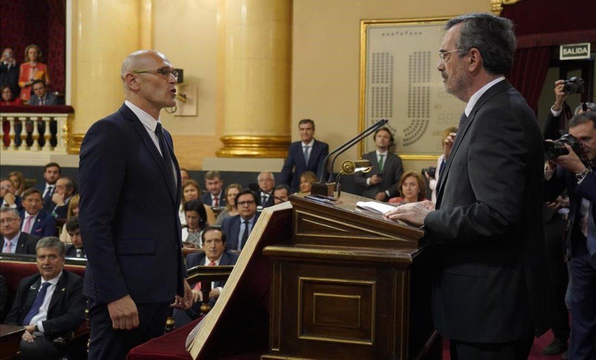 Raül Romeva (ERC) toma posesión como senador ante el presidente del Senado, Manuel Cruz.