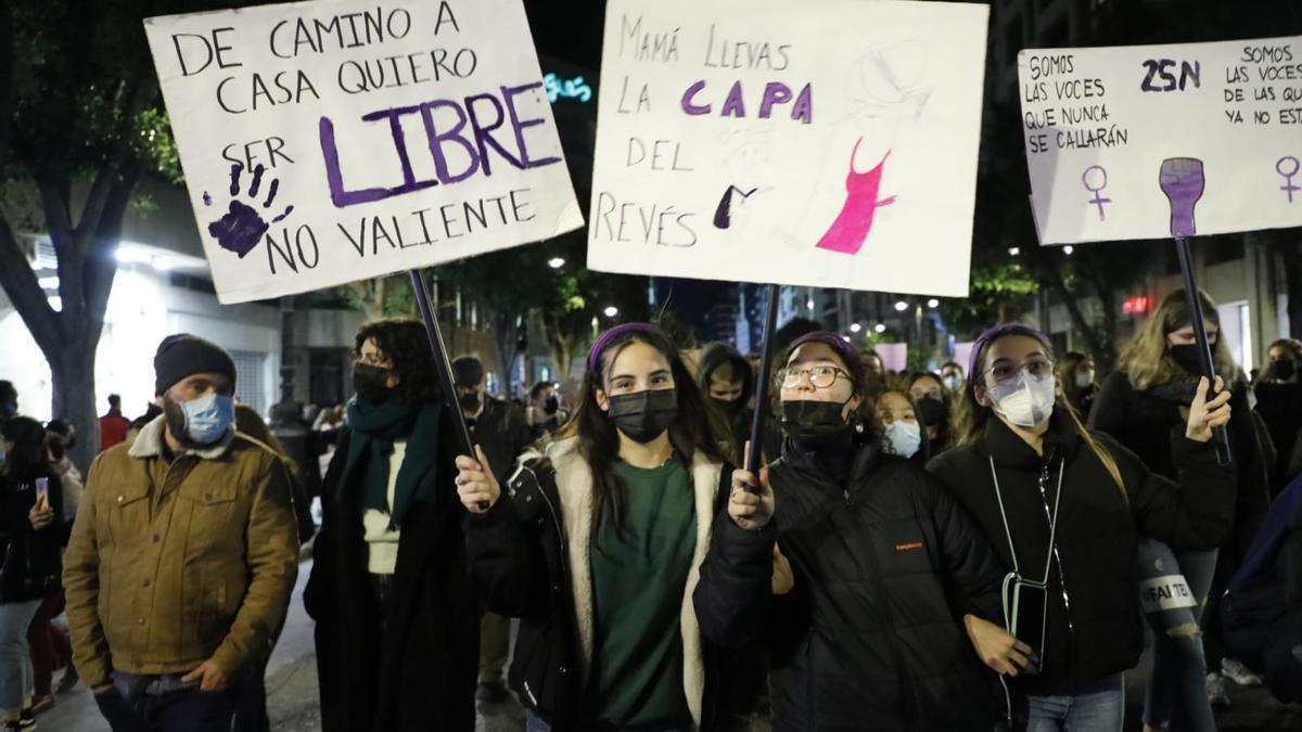El número de adolescentes con orden de protección por violencia de género se duplica en un año en Catalunya