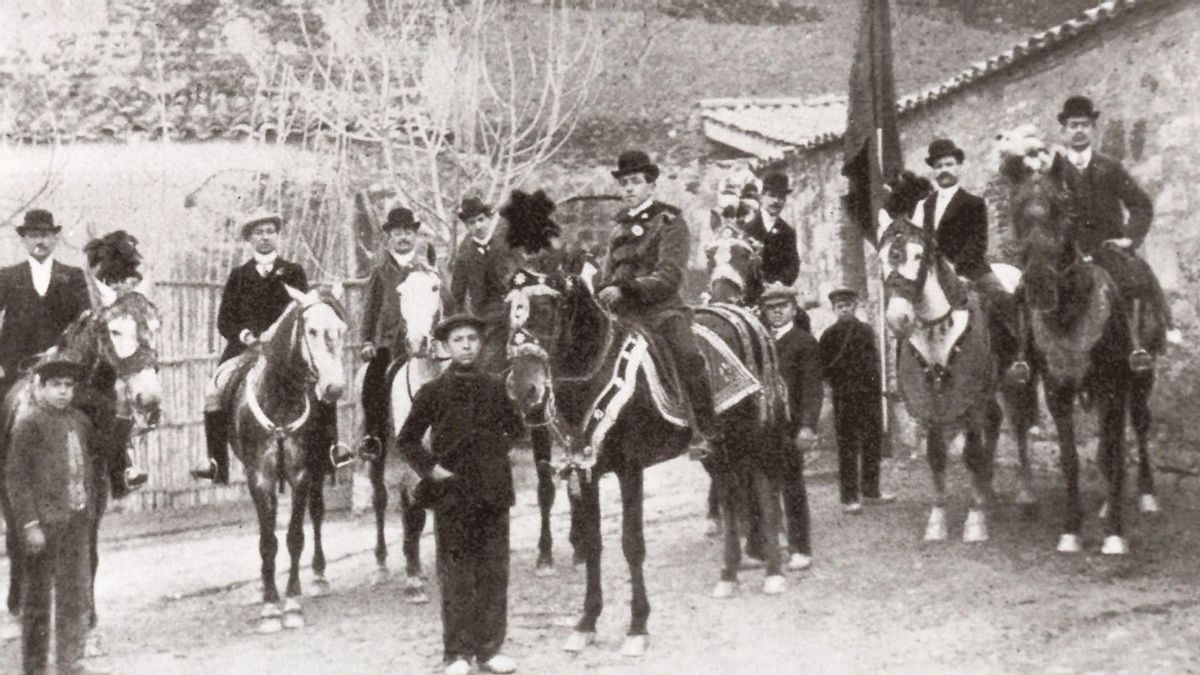La ’colla’ Unió Graciencia y los Mossos d’Esquadra, junto a la ermita de Sant Medir en 1901. La ’colla’ Unió Graciencia y los Mossos d’Esquadra, junto a la ermita de Sant Medir en 1901.