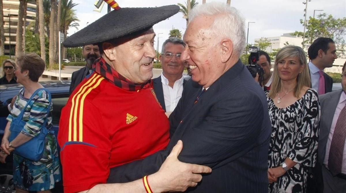 ’Manolo el del bombo’ se abraza al ministro Margallo. ’Manolo el del bombo’ se abraza al ministro Margallo.