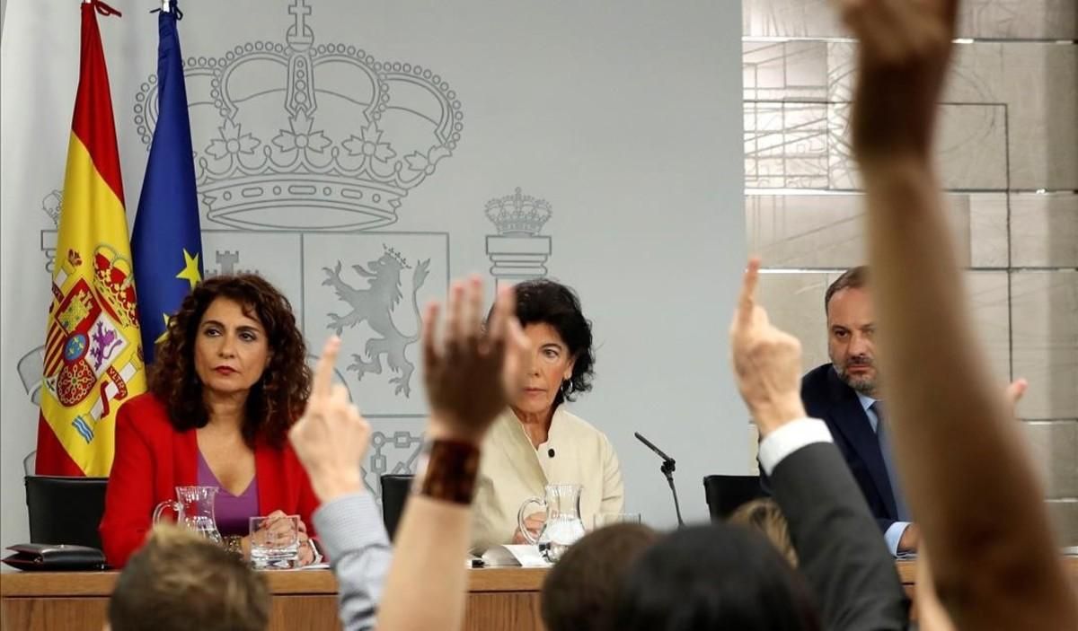 María Jesús Montero, Isabel Celaá y José Luis Ábalos, en la rueda de prensa posterior al Consejo de Ministros. María Jesús Montero, Isabel Celaá y José Luis Ábalos, en la rueda de prensa posterior al Consejo de Ministros.