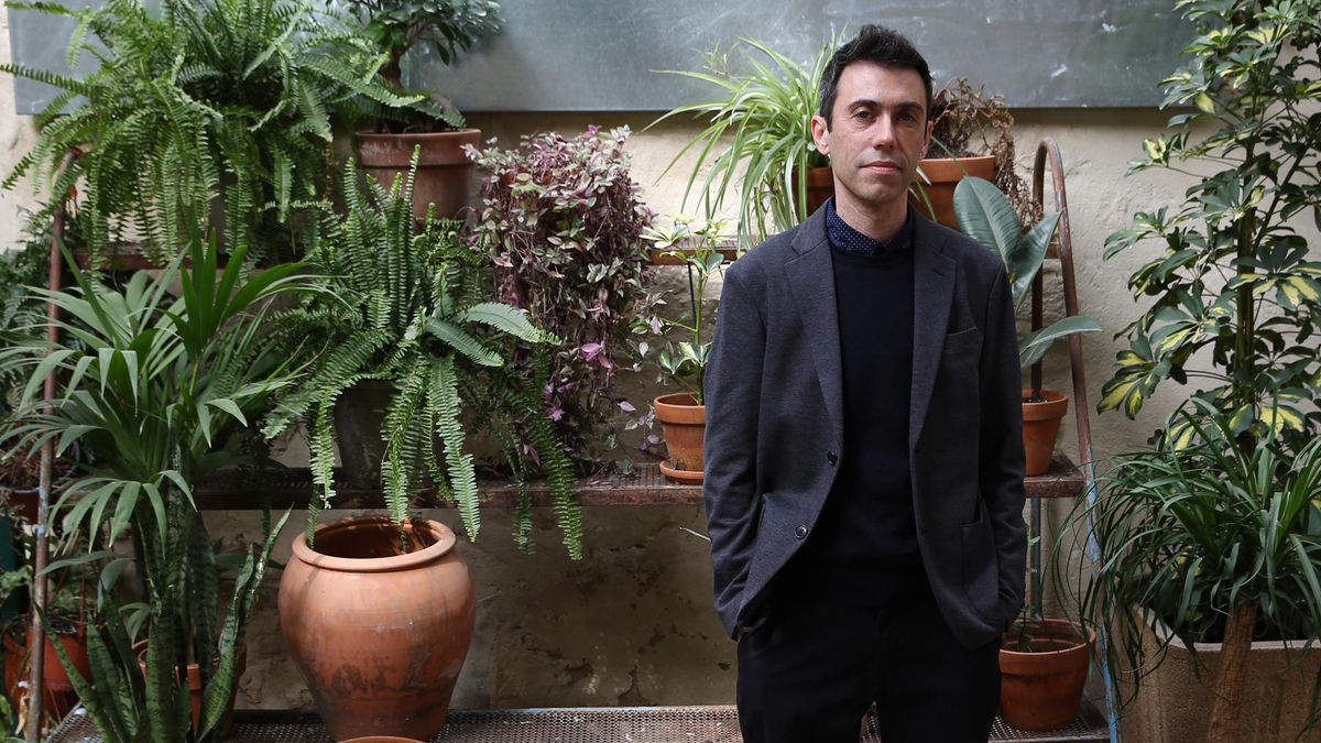 Juanjo Sáez, rodeado de plantas en el patio de La Central del Raval. Juanjo Sáez, rodeado de plantas en el patio de La Central del Raval.