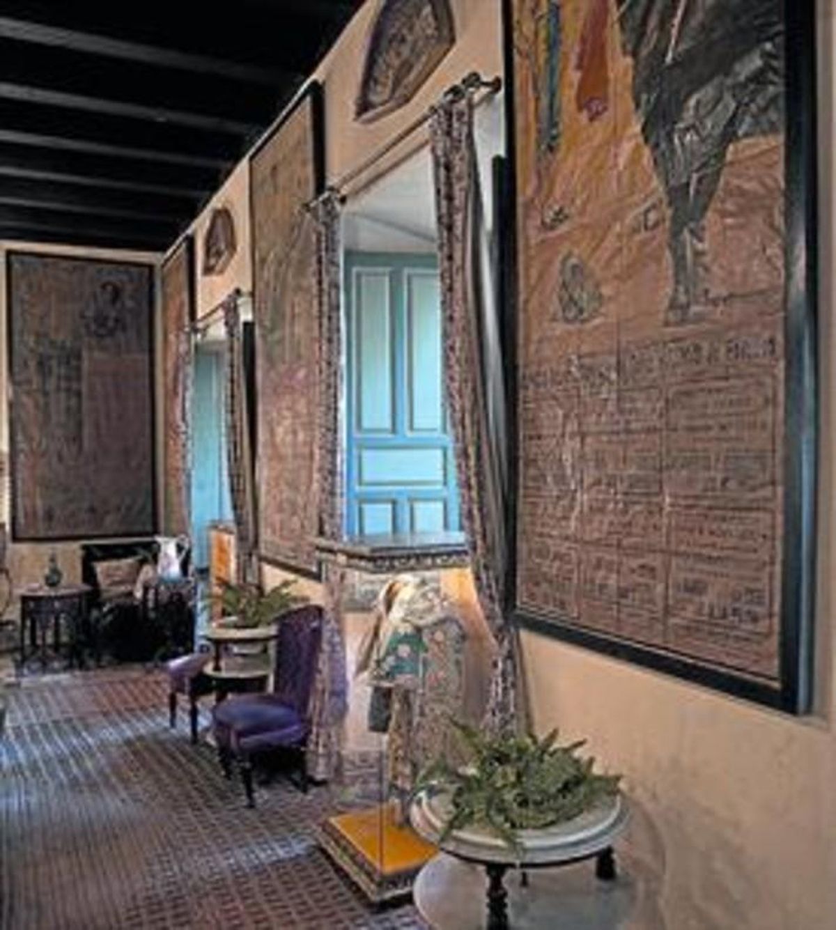 SALA DE LOS CARTELES. Cayetana de Alba era una amante reconocida de la Semana Santa y la Feria. En esta estancia atesoró carteles de ambas fiestas, alguno de ellos de 1894, y el traje de luces de su amigo Curro Romero. SALA DE LOS CARTELES. Cayetana de Alba era una amante reconocida de la Semana Santa y la Feria. En esta estancia atesoró carteles de ambas fiestas, alguno de ellos de 1894, y el traje de luces de su amigo Curro Romero.