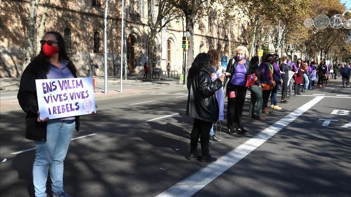 Cadena feminista en Barcelona, el pasado 22 de noviembre. Cadena feminista en Barcelona, el pasado 22 de noviembre.