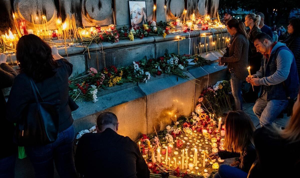 Ciudadanos búlgaros encienden velas durante un homenaje en memoria de la periodista búlgara Viktoria Marinova, en la ciudad de Ruse, en el 2018.