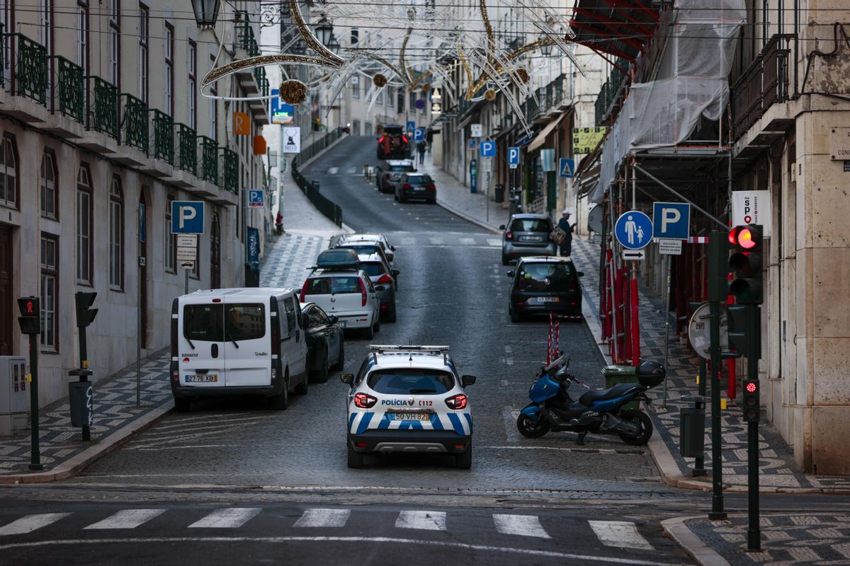 Una coche policial patrulla por el barrio de Chiado, en Lisboa. Una coche policial patrulla por el barrio de Chiado, en Lisboa.