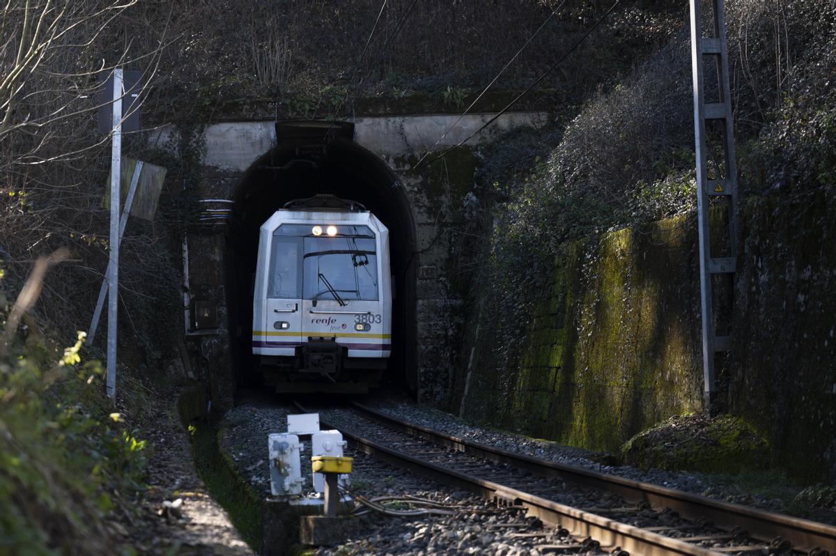 El Ministerio, sobre el escándalo de los Feve: "Los trenes diseñados eran más pequeños que los actuales, entraban en todos los túneles"