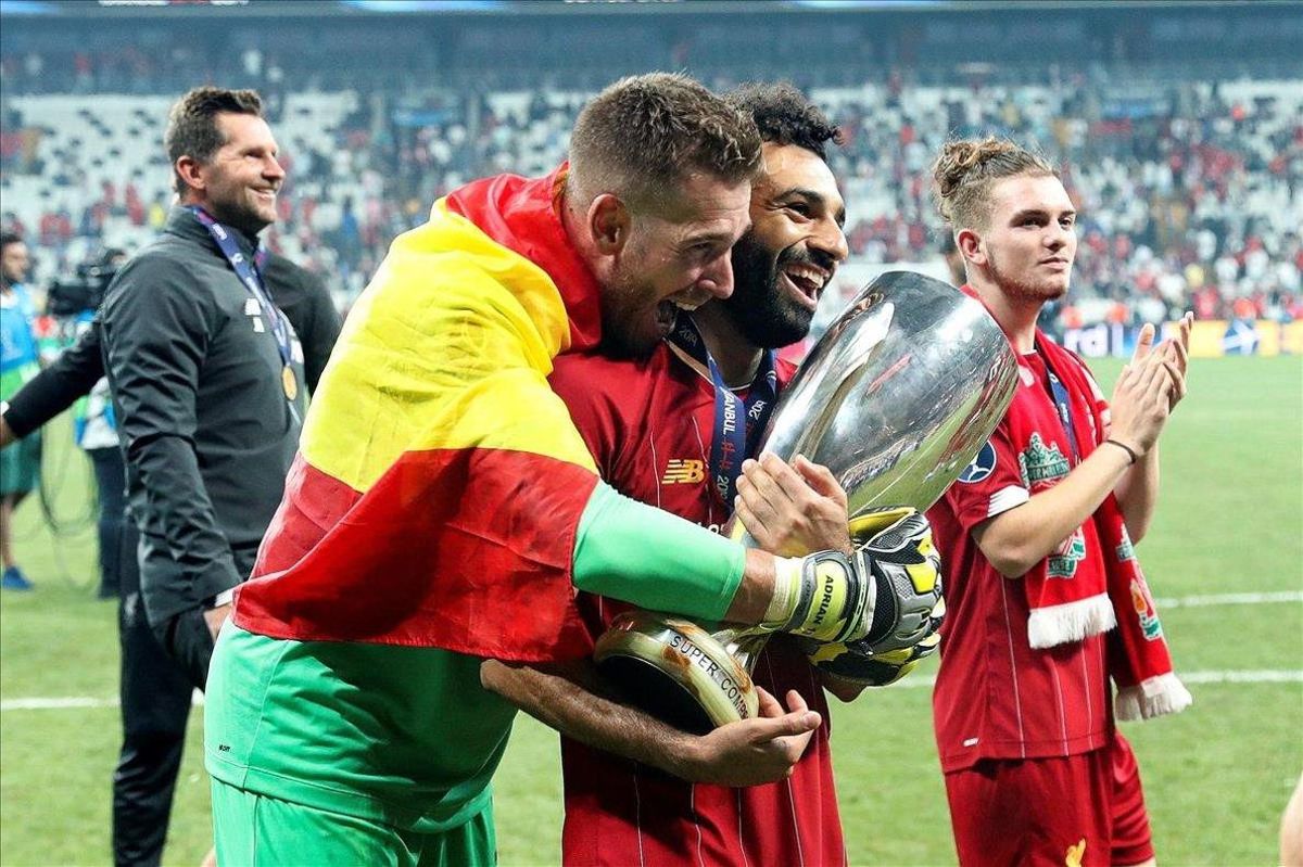 El guardameta Adrián San Miguel, abrazado a Salah que sostiene el trofeo de la Supercopa El guardameta Adrián San Miguel, abrazado a Salah que sostiene el trofeo de la Supercopa