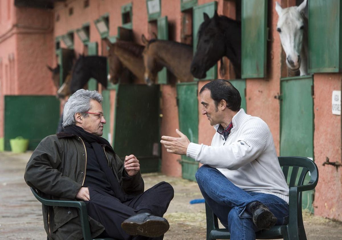 Gábor Somssich y Eduard Martorell, en una escuela de equitación en la ladera de Collserola. Gábor Somssich y Eduard Martorell, en una escuela de equitación en la ladera de Collserola.