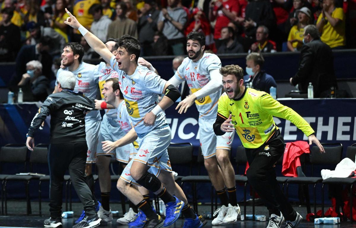 Los Hispanos celebran la medalla de bronce lograda ante Suecia. Los Hispanos celebran la medalla de bronce lograda ante Suecia.
