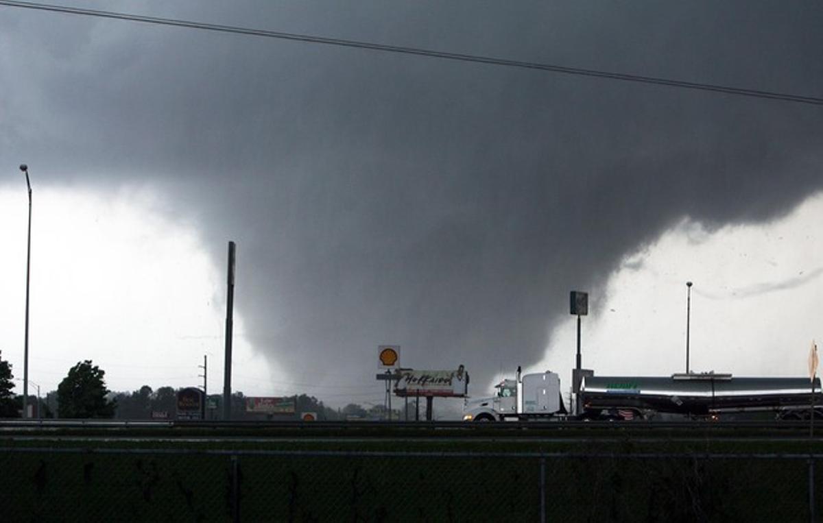 Un tornado se acerca a la localidad de Tuscaloosa, en Alabama, que ha resultado arrasada por el temporal, este miércoles.