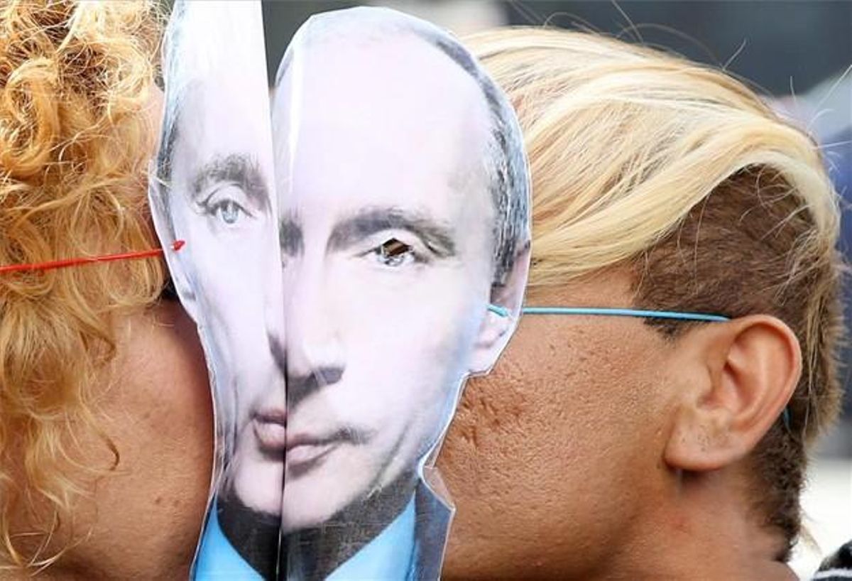 Una pareja, con caretas de Vladimir Putin, se besa durante la protesta contra la discriminación sexual realizada el pasado domingo en París. Una pareja, con caretas de Vladimir Putin, se besa durante la protesta contra la discriminación sexual realizada el pasado domingo en París.