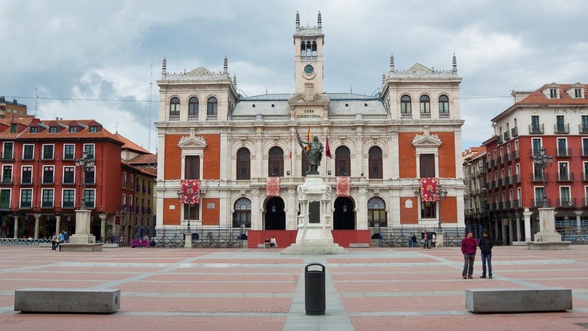 Plaza Mayor de Valladolid, con el ayuntamiento enfrente.