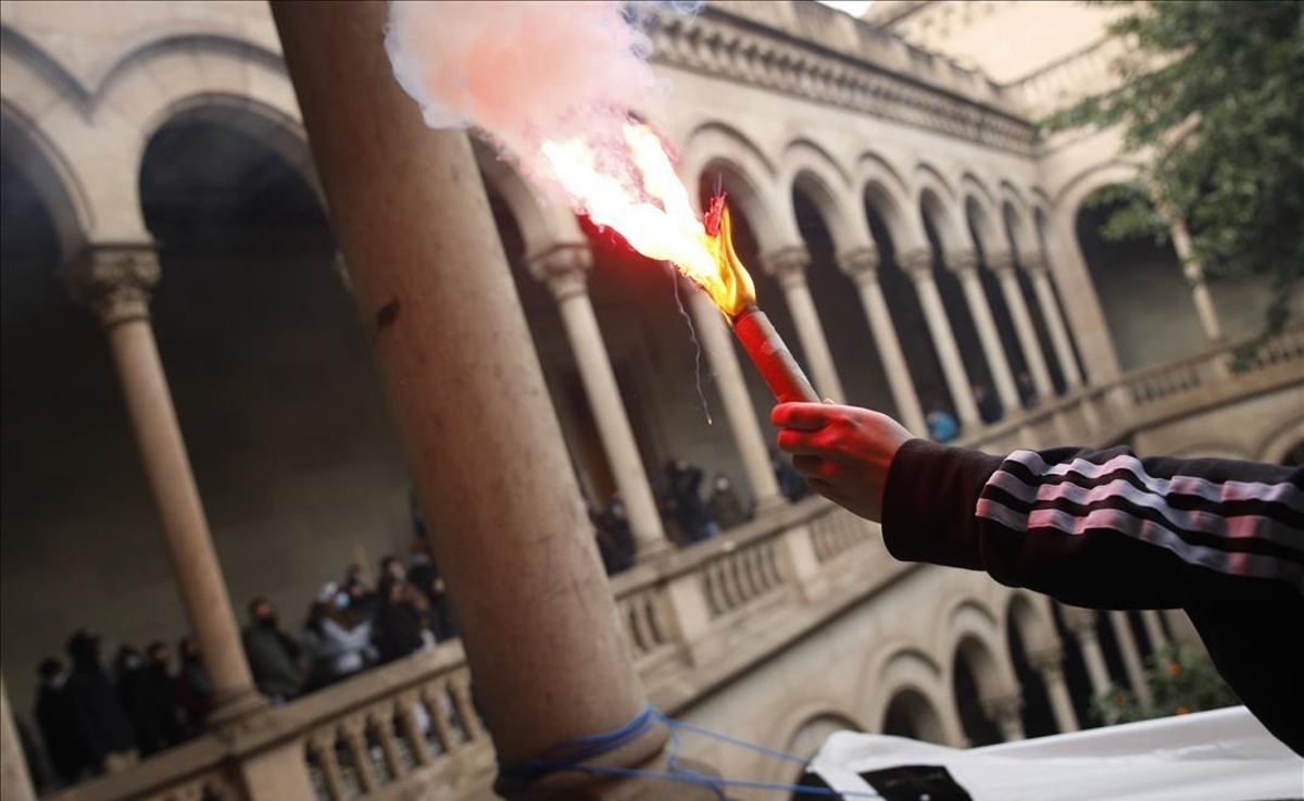 Acción de los manifestantes del SEPC en el interior del edificio histórico de la UB en Barcelona contra el encarcelamiento del rapero Pablo Hasél. Acción de los manifestantes del SEPC en el interior del edificio histórico de la UB en Barcelona contra el encarcelamiento del rapero Pablo Hasél.