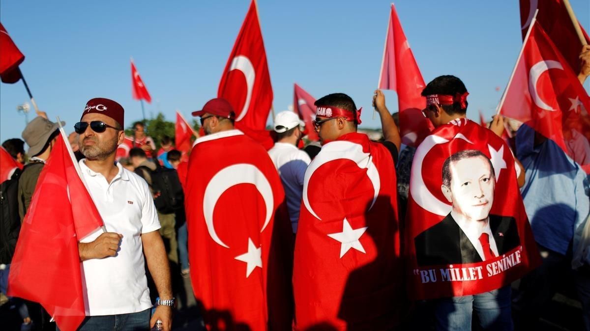 Seguidores de Erdogan concentrados para conmemorar el fallido golpe de Estado de hace dos años. Seguidores de Erdogan concentrados para conmemorar el fallido golpe de Estado de hace dos años.