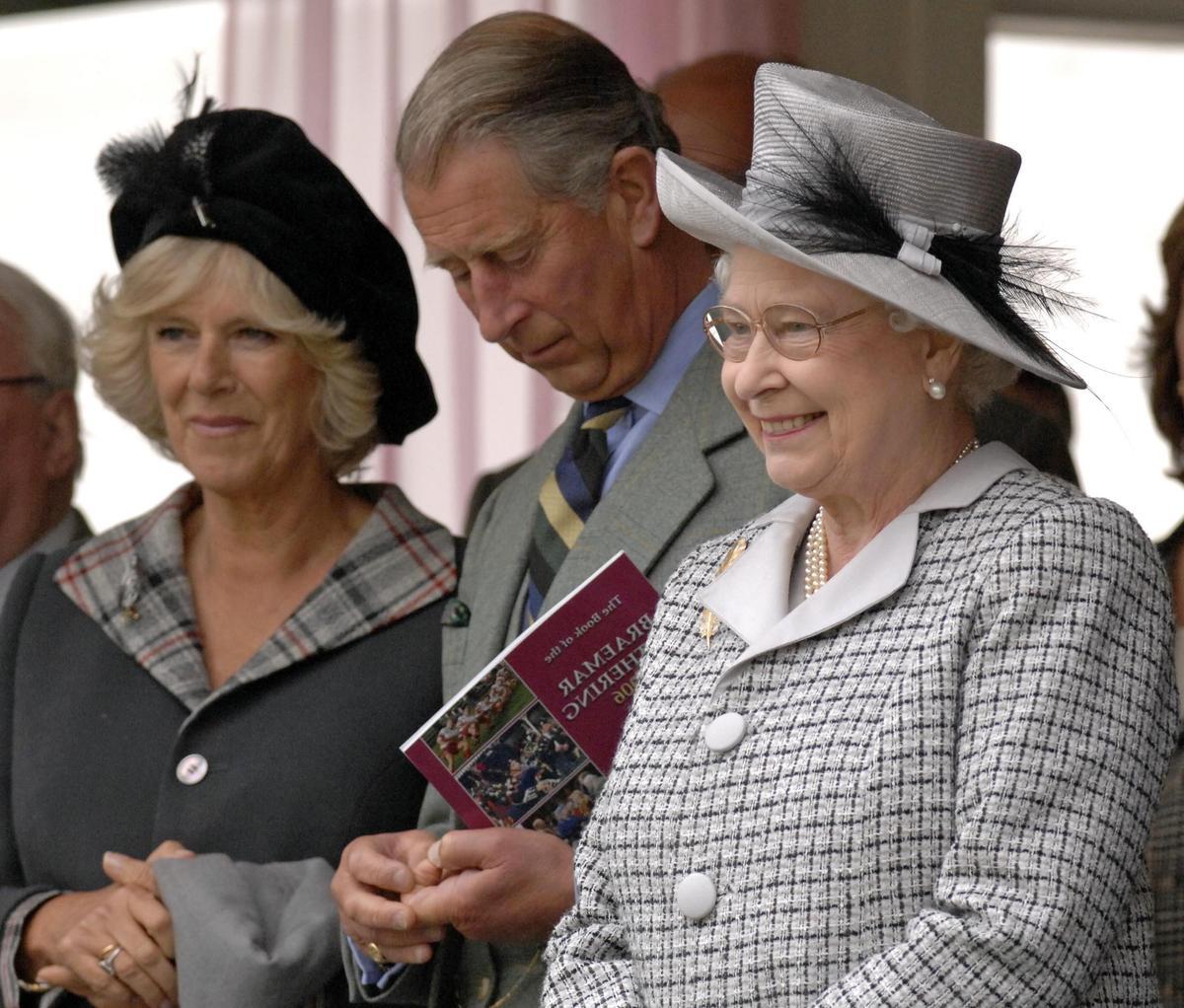 Camilla y Carlos junto a la reina Isabel II, durante un acto en Escocia, en septiembre de 2006.