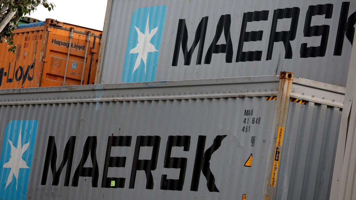El logo de Maersk se ve en los contenedores almacenados en la Zona Franca de Barcelona