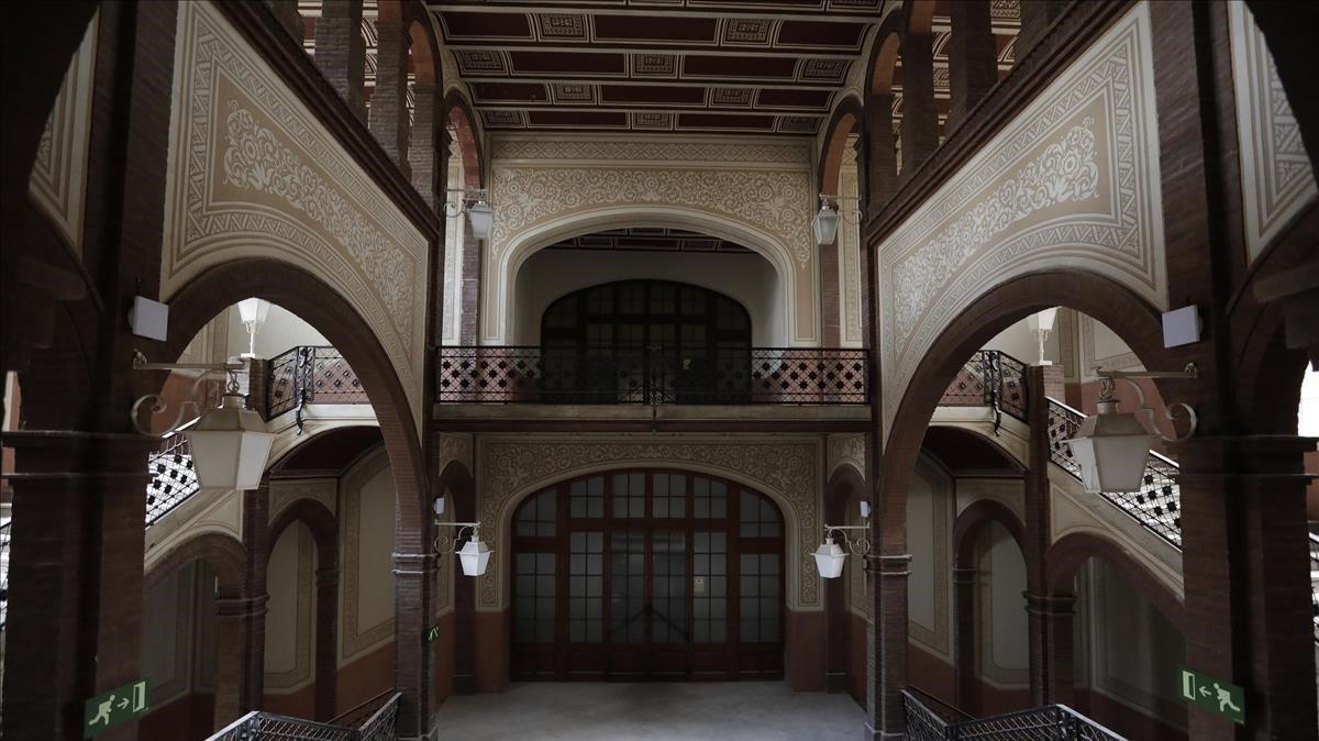 La escalera principal de la Escola d’Enginyers, en la Escola Industrial, obra de Joan Rubió i Bellver.