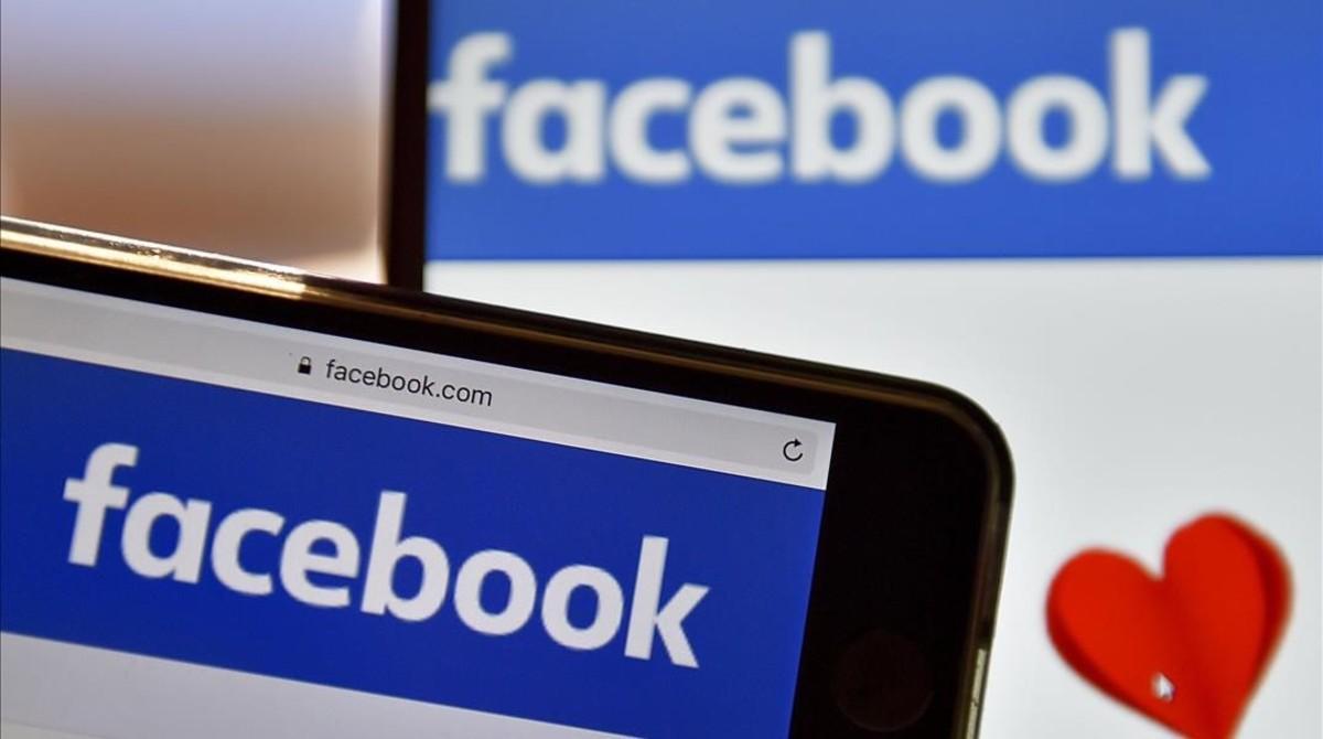 Los logos de la red social Facebook en dos pantallas de dispositivos. 