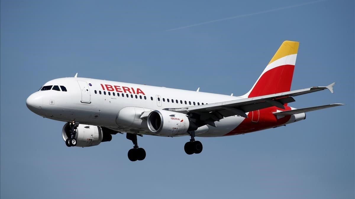 Un Airbus A319-100 de Iberia enfila la pista de aterrizaje del aeropuerto de Orly , en París, el pasado mes de septiembre. Un Airbus A319-100 de Iberia enfila la pista de aterrizaje del aeropuerto de Orly , en París, el pasado mes de septiembre.