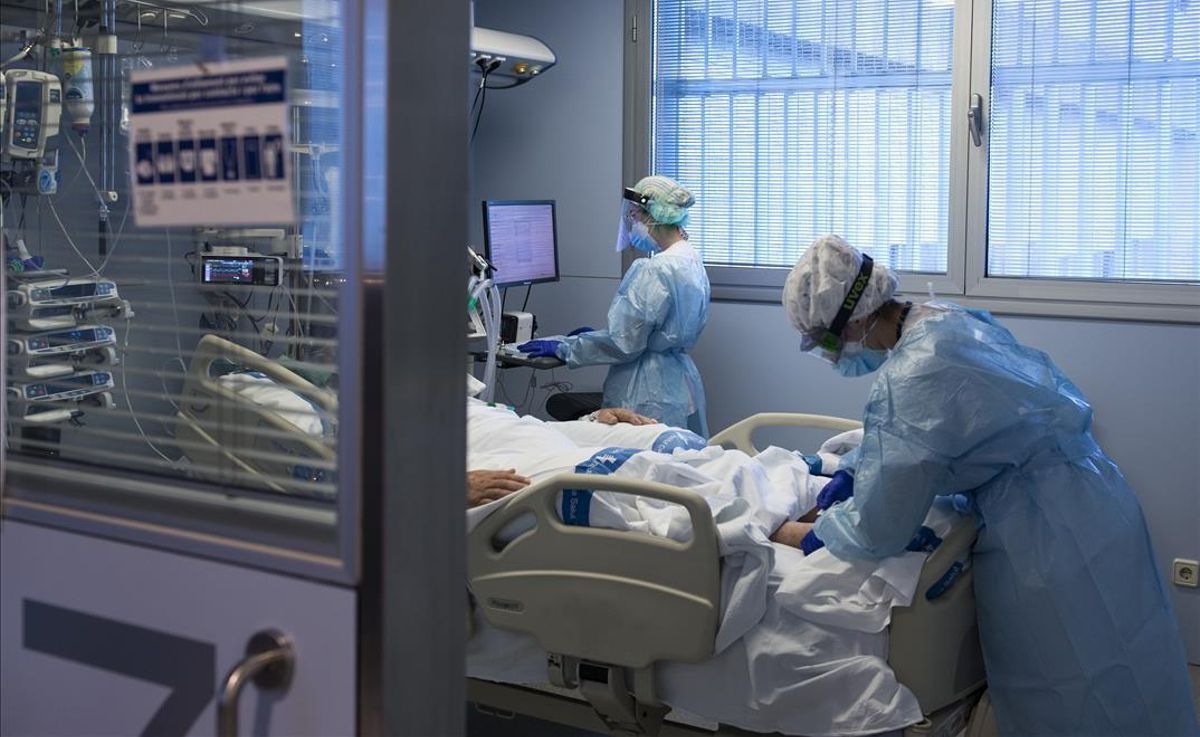 Personal sanitario atiende a un paciente ingresado en la Unidad de Cuidados Intensivos para enfermos de coronavirus del Hospital Universitario Josep Trueta de Girona. Personal sanitario atiende a un paciente ingresado en la Unidad de Cuidados Intensivos para enfermos de coronavirus del Hospital Universitario Josep Trueta de Girona.