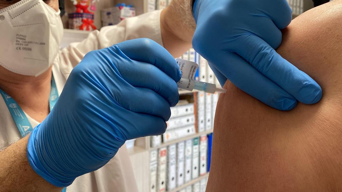 Una imagen de la vacunación de voluntarios del ensayo clínico de la vacuna de HIPRA.