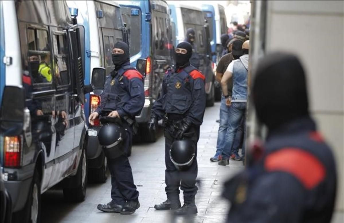 Redada de los Mossos contra el narcotráfico en la calle de la Reina Amàlia de Barcelona, hace dos años. Redada de los Mossos contra el narcotráfico en la calle de la Reina Amàlia de Barcelona, hace dos años.