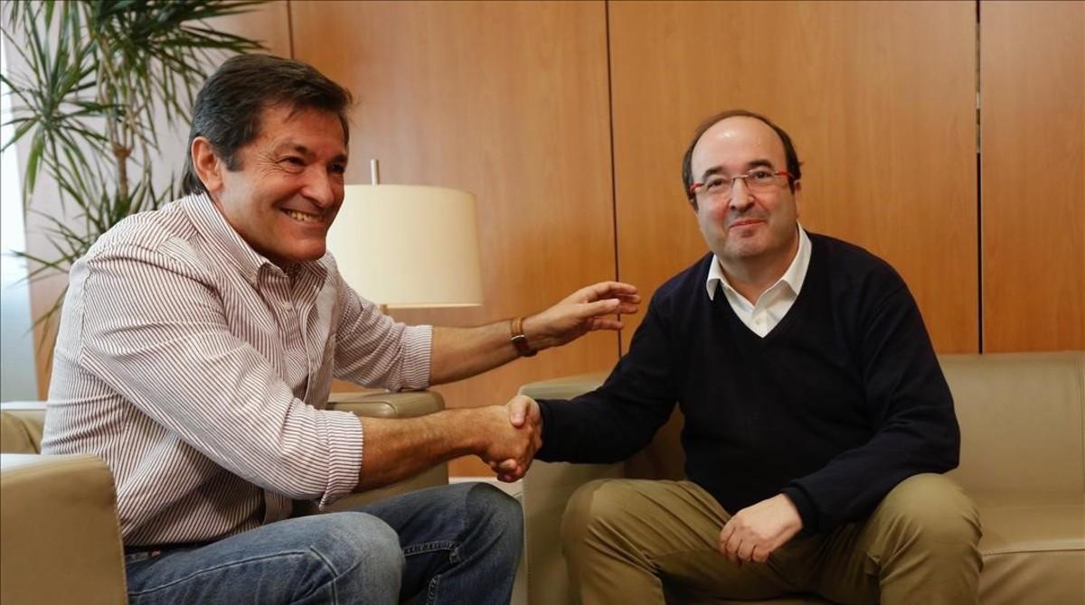 El presidente de la gestora del PSOE, Javier Fernández, y el líder del PSC, Miquel Iceta, el pasado noviembre. 