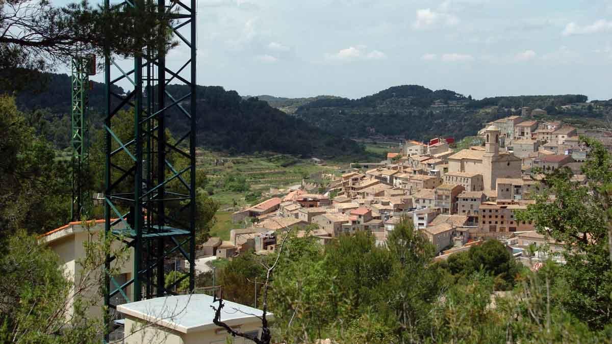 Vista del pueblo de Els Omells de Na Gaia desde una torre de telecomunicaciones.
