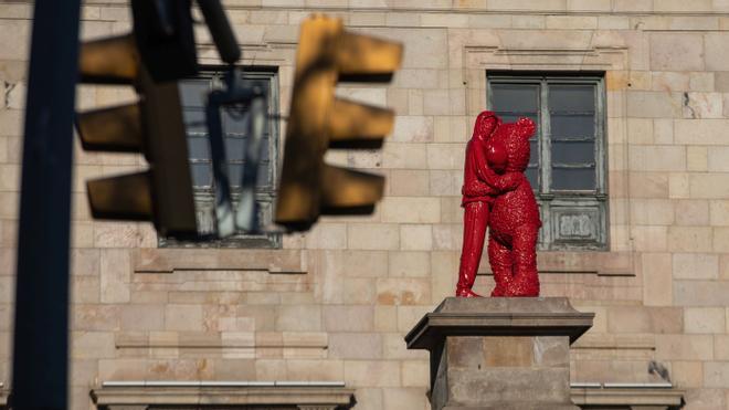 Una escultura de un artista de calle ocupa en Barcelona el espacio que tenía la del negrero Antonio López