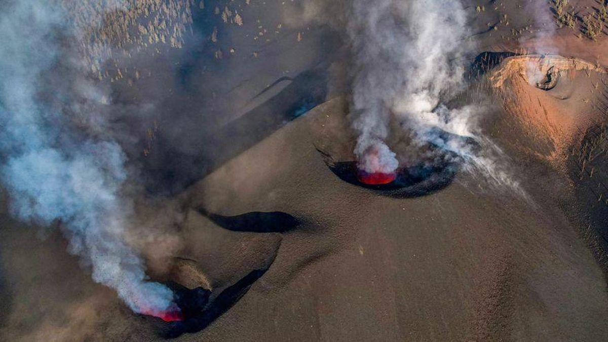 La segunda colada del volcán de La Palma está a 30 metros del mar y obligará a nuevos desalojos La segunda colada del volcán de La Palma está a 30 metros del mar y obligará a nuevos desalojos