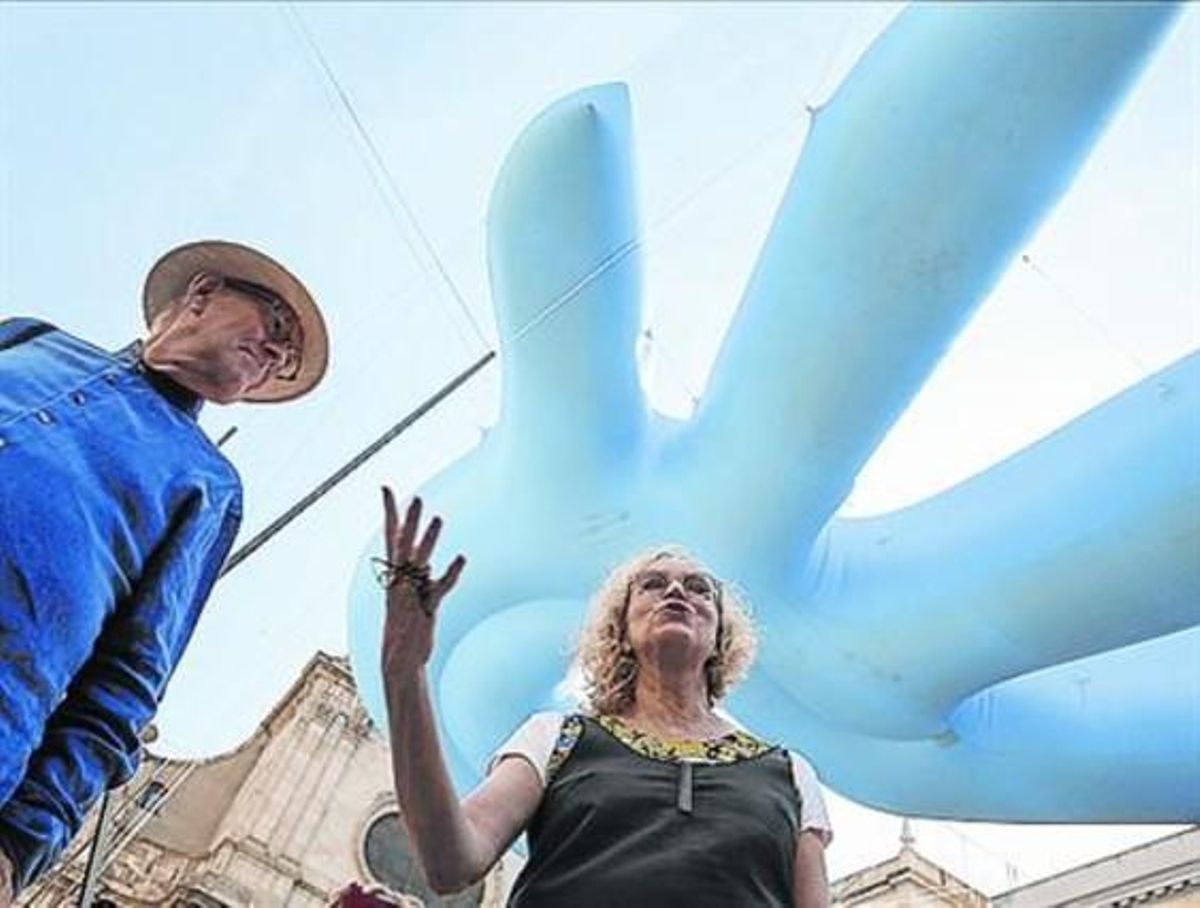 5 DEMOCRACIA 3 Un gigantesco globo que recuerda los derechos humanos, uno de los pilares de la democracia. 5 DEMOCRACIA 3 Un gigantesco globo que recuerda los derechos humanos, uno de los pilares de la democracia.