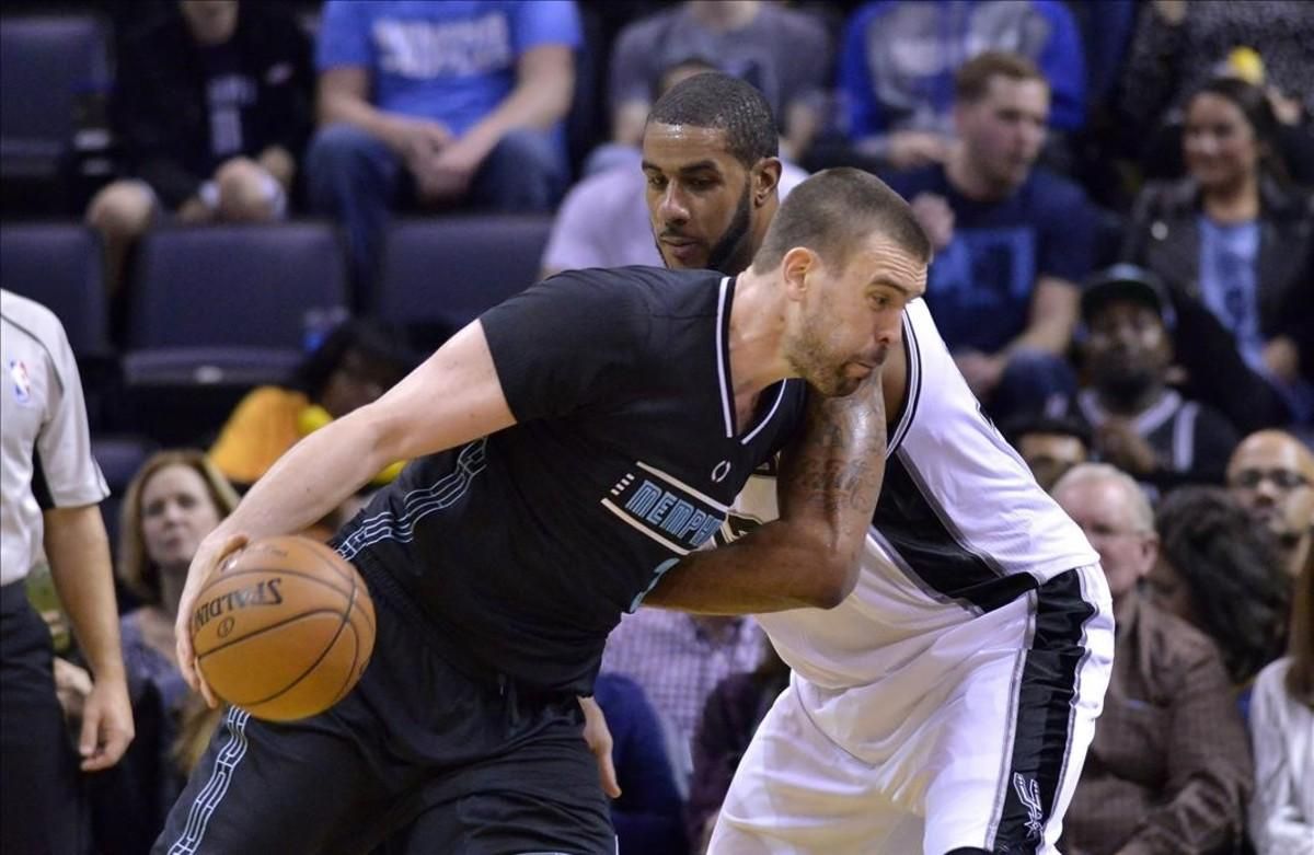 Marc Gasol intenta superar a Aldridge durante el partido en Menfis Marc Gasol intenta superar a Aldridge durante el partido en Menfis