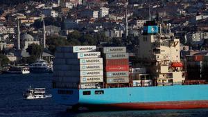 Un buque de la naviera Maersk navega por el Bósforo, de camino al mar Mediterráneo, en Estambul.