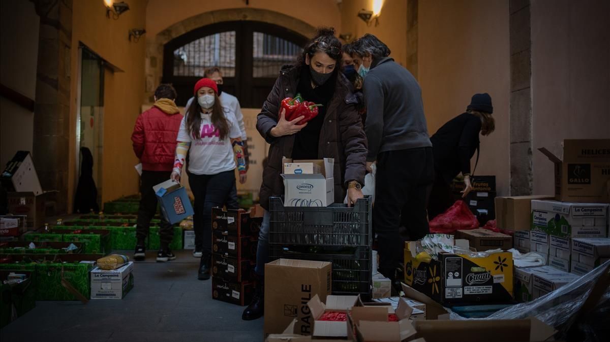 Varios voluntarios de la asociacion Actua Ayuda Alimenta (AAA) preparan cestas de alimentos para trabajadores del sector cultural en Barcelona. Varios voluntarios de la asociacion Actua Ayuda Alimenta (AAA) preparan cestas de alimentos para trabajadores del sector cultural en Barcelona.