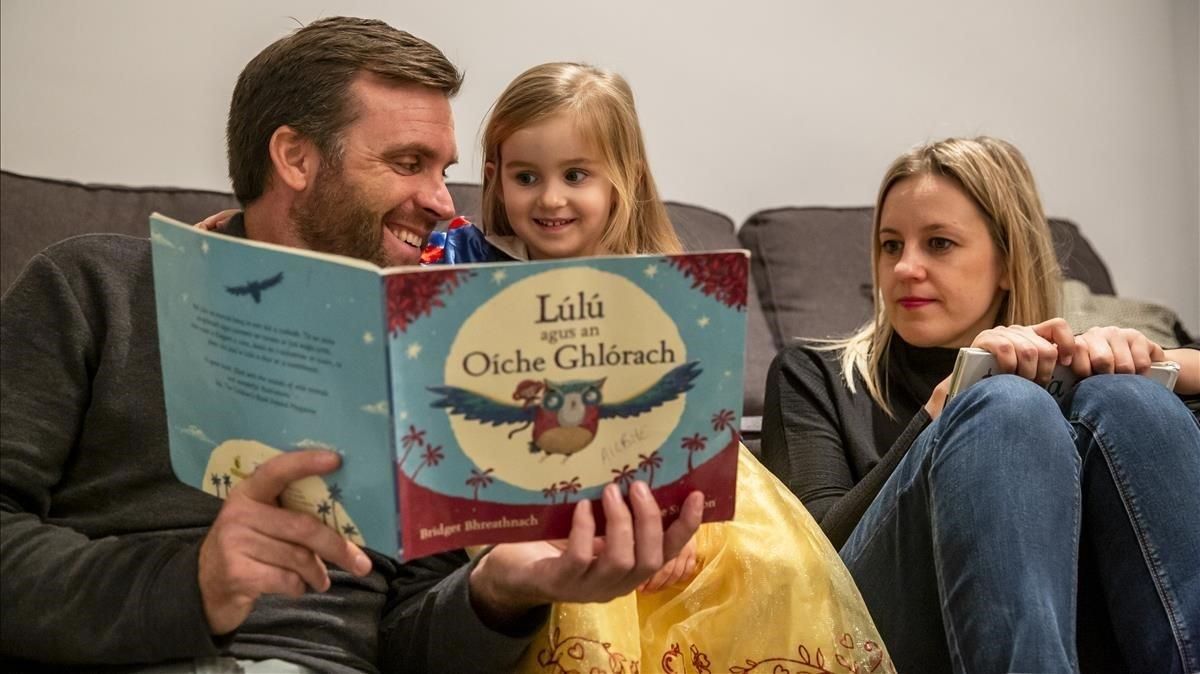 Cathal Ó Cuaig, Roxana Barcewicz y la pequeña Ailbhe. Cathal Ó Cuaig, Roxana Barcewicz y la pequeña Ailbhe.